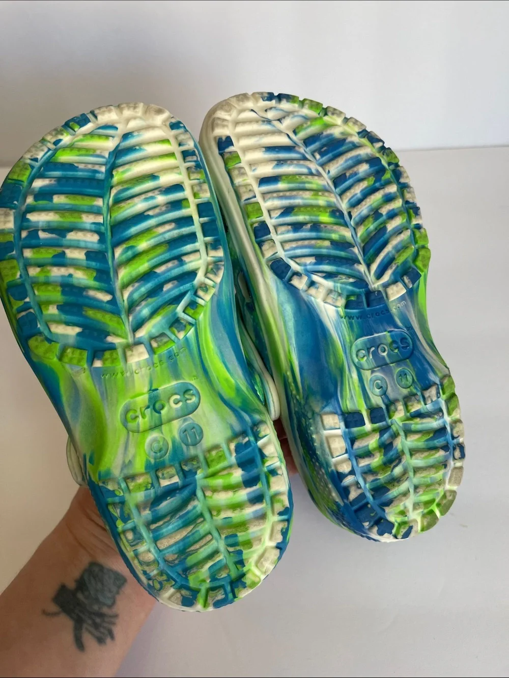 Green blue white crocs shoes kids 11 - Picture 3 of 5